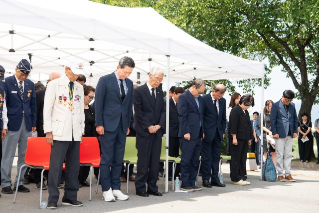 장진홍 선생 추모식서 헌화꽃 사라져 묵념만