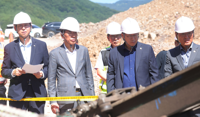 31일 오전 더불어민주당 산업재해예방 태스크포스(TF)와 안호영 국회 환경노동위원장이 최근 노동자 사망사고가 발생한 포스코이앤씨의 경남 함양울산고속도로 의령나들목 공사 현장을 둘러보고 있다. 연합뉴스