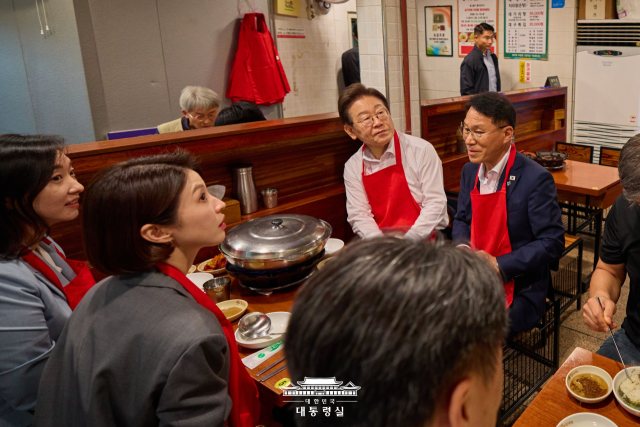 지난 6월 26일 대통령실 인근 대구탕집을 방문해 부대변인단과 오찬을 즐기고 있는 이재명 대통령. 대통령실