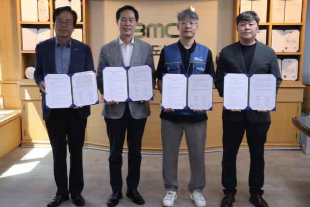 지난달 31일 신창호 부산도시공사 사장(왼쪽 두 번째)이 제1·2노조, 부산지방노동위원회 관계자와 