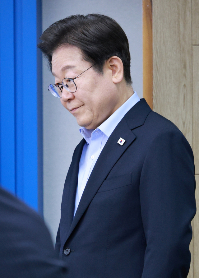 이재명 대통령이 31일 서울 용산 대통령실 청사에서 열린 6차 수석·보좌관 회의에 입장하고 있다. 연합뉴스