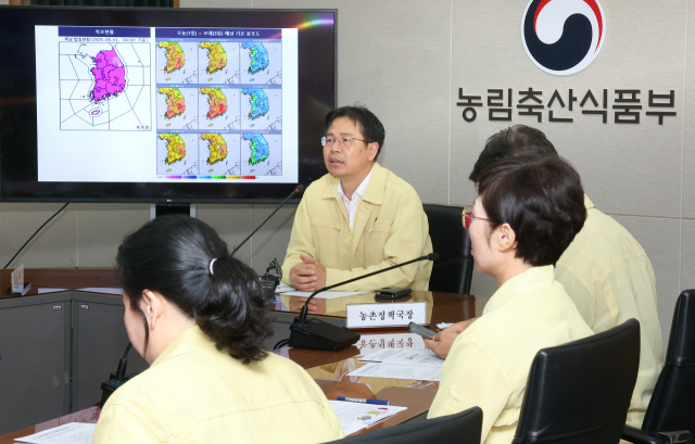 강형석 농림축산식품부 차관이 1일 정부세종청사 농식품부 농업재해대책상황실에서 폭염대응 추진상황 점검회의를 주재하고 있다. 연합뉴스