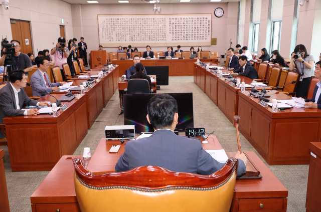 25일 서울 여의도 국회에서 열린 법제사법위원회 법안심사제1소위원회에서 김용민 소위원장이 의사봉을 두드리고 있다. 연합뉴스