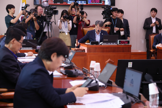 1일 서울 여의도 국회에서 방송 3법, 노란봉투법, 상법 등 을 심의하기 위해 열린 법제사법위원회 전체회의에서 더불어민주당 소속 이춘석 위원장이 의사봉을 두드리고 있다. 연합뉴스