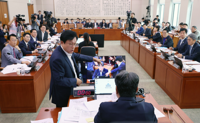 1일 서울 여의도 국회에서 방송 3법, 노란봉투법, 상법 등 을 심의, 의결하기 위해 열린 법제사법위원회 전체회의에서 법사위 국민의힘 간사 박형수 의원이 토론 종결 등 위원회 운영에 대해 이춘석 위원장에게 항의하고 있다. 연합뉴스