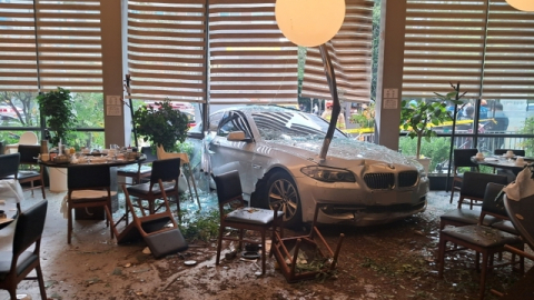 식당으로 돌진한 BMW…'급발진' 주장에 경찰 본격 수사 