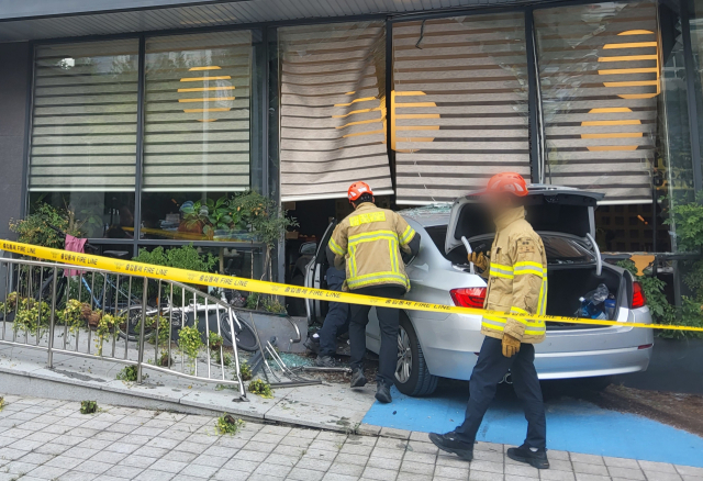 1일 오후 2시께 경기 용인시 수지구 상현동의 한 식당에 주행 중인 승용차가 돌진하는 사고가 났다. 이 사고로 현재까지 2명이 중상을, 4명이 경상을 입은 것으로 파악됐다. 연합뉴스