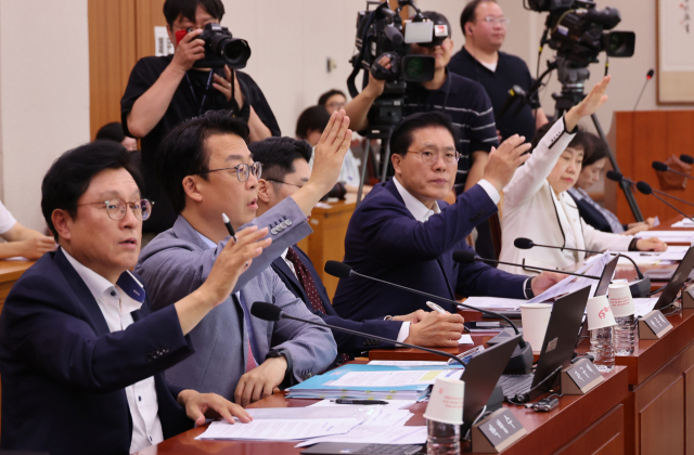 1일 서울 여의도 국회에서 열린 법제사법위원회 전체회의에서 국민의힘 간사 박형수 의원, 곽규택, 송석준, 조배숙 의원이 상법 일부개정법률안 관련 토론신청을 하고 있다. 연합뉴스
