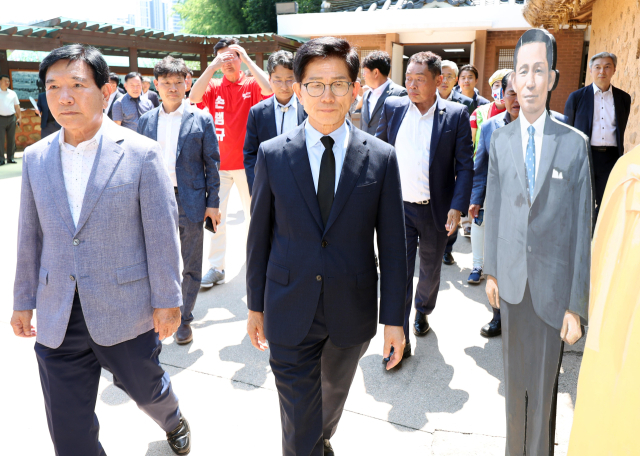 국민의힘 대표 선거에 출마한 김문수 전 고용노동부 장관이 1일 오후 경북 구미시 상모동 박정희 전 대통령 생가를 방문하고 있다. 연합뉴스