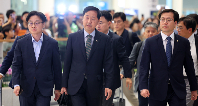 미국과의 무역협상을 마친 구윤철 경제부총리 겸 기획재정부 장관(가운데), 김정관 산업통상자원부 장관(왼쪽), 여한구 통상교섭본부장 등 한국 무역협상 대표단이 1일 인천국제공항 제2여객터미널을 통해 귀국하고 있다. 연합뉴스