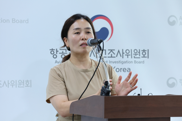 19일 무안국제공항 관리동 3층에서 열릴 예정이었던 12·29 제주항공 여객기 참사 엔진 정밀조사 결과 브리핑이 취소된 후 김유진 유가족 대표가 입장을 밝히고 있다. 연합뉴스