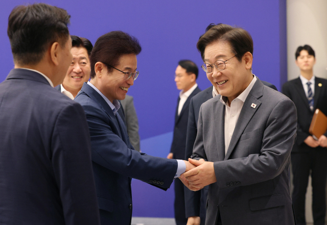 1일 서울 용산 대통령실에서 열린 전국 시도지사 간담회에서 이철우 경북도지사와 이재명 대통령이 인사를 나누고 있다. 경북도 제공.