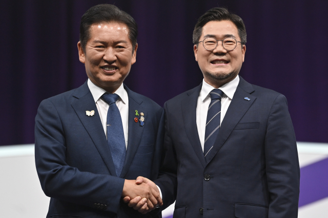 더불어민주당 정청래(왼쪽) · 박찬대 당대표 후보들이 29일 오후 서울 마포구 MBC에서 열린 TV토론회에 참석해 기념촬영을 하고 있다. 연합뉴스