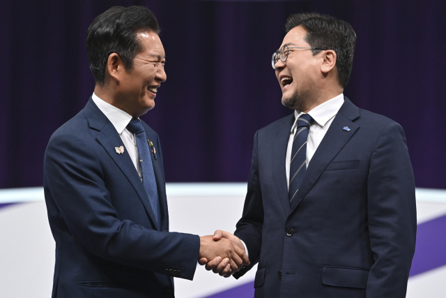 더불어민주당 정청래(왼쪽) · 박찬대 당대표 후보들이 29일 오후 서울 마포구 MBC에서 열린 TV토론회에 참석해 기념촬영을 하고 있다. 연합뉴스