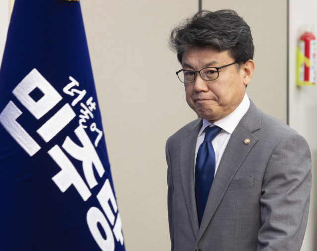 더불어민주당 진성준 정책위의장이 1일 국회에서 열린 최고위원회의에 입장하고 있다. 연합뉴스