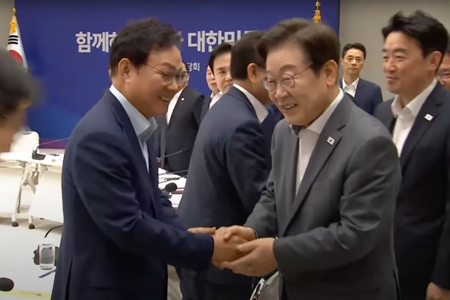 박 지사가 1일 이 대통령에게 인사하고 있는 모습. 경남도 제공□