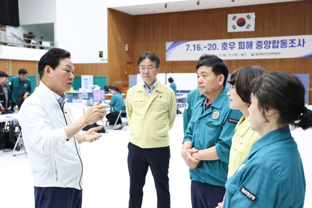 박 지사가 중앙재난피해조사단의 이상원 조사반장에게 직접 설명하고 있는 모습. 경남도 제공