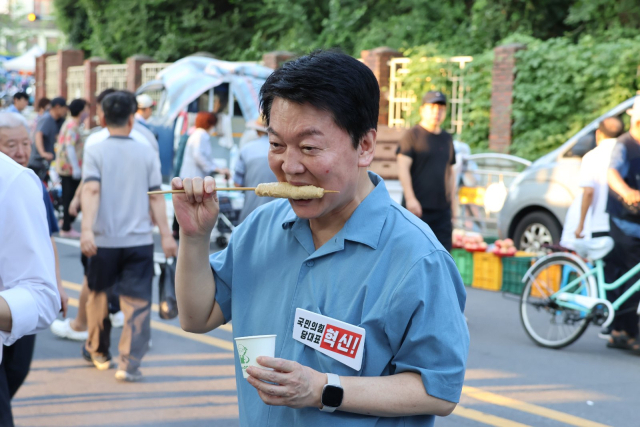 2일 오전 대구 달성공원 새벽시장을 방문한 안철수 국민의힘 당 대표 후보가 어묵을 먹고 있다. 안철수 의원실 제공