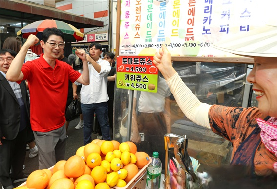 2일 대구 서문시장을 방문한 주진우 국민의힘 당 대표 후보. 매일신문 DB