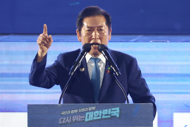 더불어민주당 정청래 신임 당대표가 2일 고양 킨텍스에서 열린 전국당원대회에서 당대표직 수락연설을 하고 있다. 연합뉴스