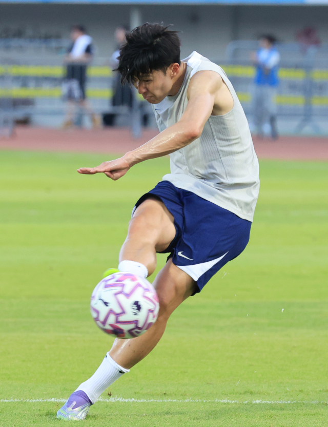 한국 축구 대표팀 주장으로 활약 중인 손흥민. 연합뉴스