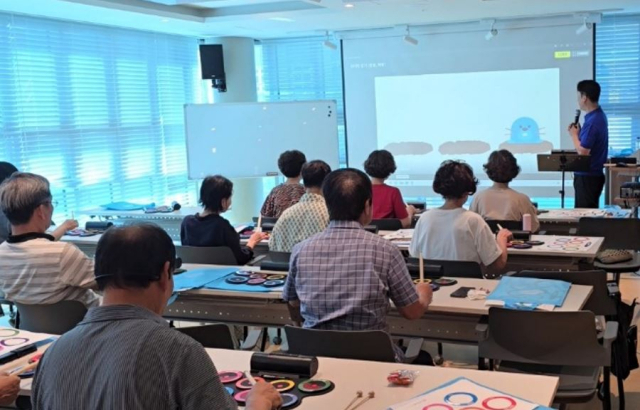 주은교육은 지난달 31일 대구 북구 서변노인복지관 노인들을 대상으로 디지털 기반 드럼 교육인