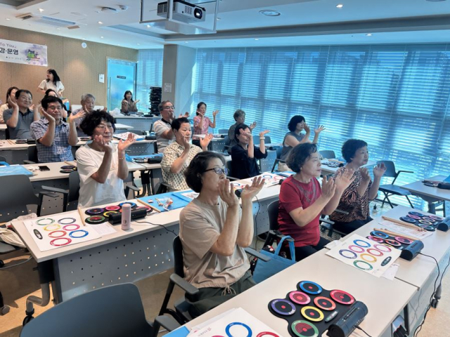 주은교육은 지난달 31일 대구 북구 서변노인복지관 노인들을 대상으로 디지털 기반 드럼 교육인 