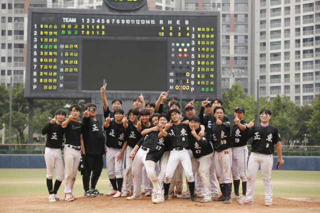 제10회 대구지역 고등학생 야구대회에서 우승을 차지한 정동고 선수들. 한국고등학교야구연맹 제공