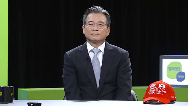 김용범 정책실장이 스튜디오에 가져온 