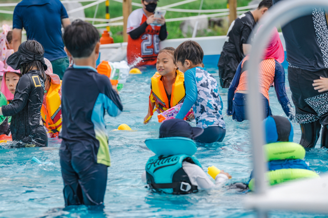 가족들과 함께 시원축제장을 방문한 아이들이 물놀이를 즐기고 있다. 영주시 제공