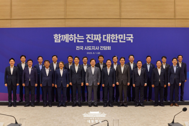 김정기 대구시장 권한대행은 지난 1일 용산 대통령실에서 열린 시·도지사 간담회에서 이재명 대통령에게 대구경북신공항 이전 건설 등 지역 현안 해결을 위한 국가 지원을 건의했다. 대통령실 제공.