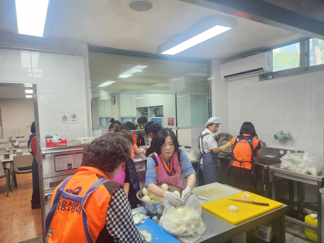 지난 1일 안동소방서 용상여성의용소방대원들이 지역 내 취역계층을 위한 무료 급식봉사를 하고 있다. 안동소방서 제공