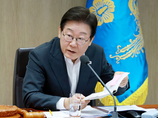 이재명 대통령이 29일 서울 용산 대통령실 청사에서 열린 국무회의에서 중대재해 근절대책 토론을 하고 있다. 연합뉴스