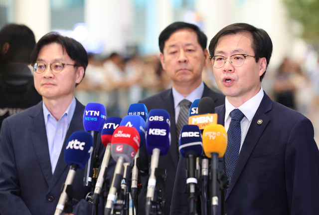 미국과의 무역협상을 마친 여한구 통상교섭본부장이 1일 인천국제공항 제2여객터미널을 통해 귀국해 취재진 질문에 답하고 있다. 왼쪽부터 김정관 산업통상자원부 장관, 구윤철 경제부총리, 여 본부장. 연합뉴스