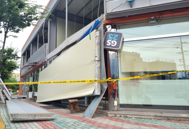 영천시 금호읍 구암리 화학물질 취급 공장 폭발사고로 인해 주변 편의점 간판 등이 파손된 모습. 독자 제공