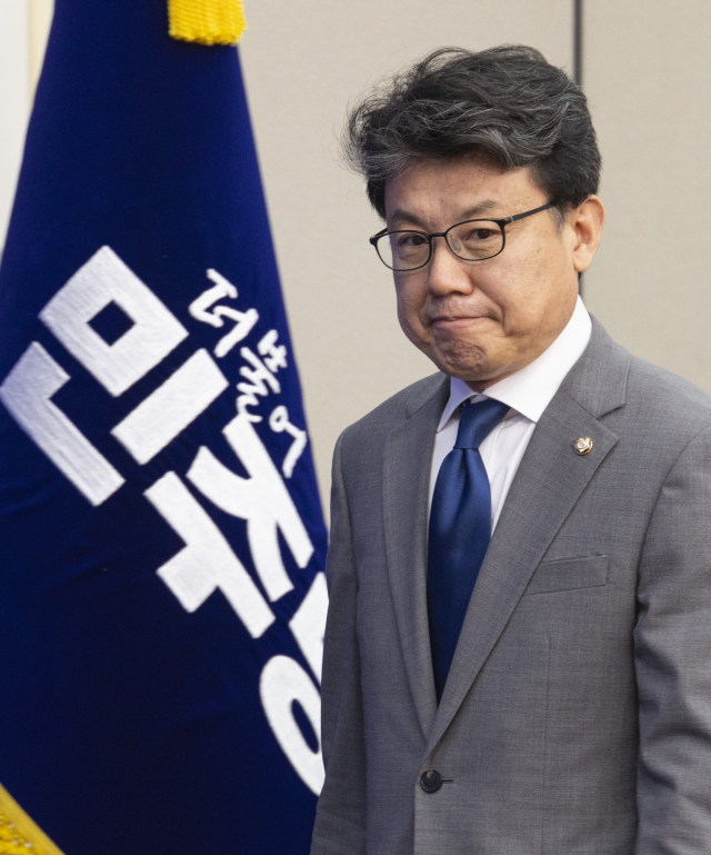 더불어민주당 진성준 정책위의장이 1일 국회에서 열린 최고위원회의에 입장하고 있다. 연합뉴스