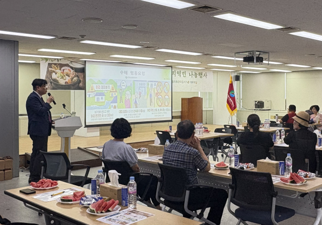 대구농수산물유통관리공사가 지난달 30일 중복을 맞아 대구 북구 관문동 어르신을 대상으로 수박, 삼계탕을 제공하는 