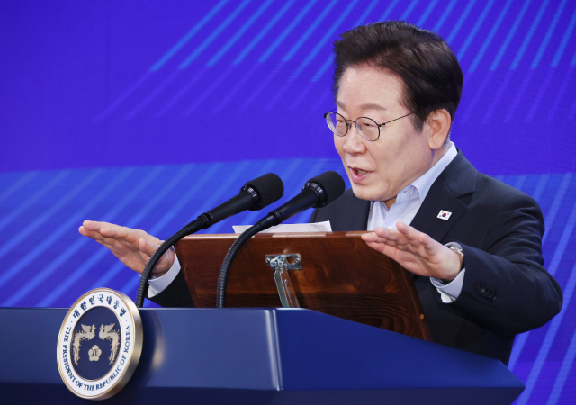 이재명 대통령이 31일 정부서울청사에서 고위공직자들을 대상으로 특별 강연을 하고 있다. 연합뉴스
