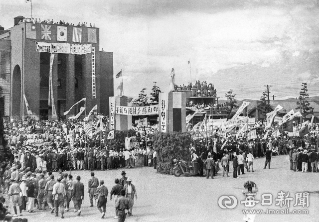 1945년 10월 1일 해방 후 처음으로 대구에 미군이 입성하자 대구역 광장에서 미군 진주 환영식이 열렸다. 왼쪽 건물은 공회당으로 현재 대구콘서트하우스 자리다. 이윤수 촬영. 사진=매일아카이빙센터