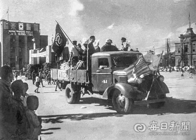 1945년 10월 1일 대구역 광장에서 미군 환영식을 마친 일본 유학생들이 트럭에 태극기와 성조기를 내걸고 시가행진에 나서고 있다. 이윤수 촬영. 사진=매일아카이빙센터