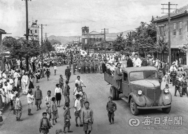 1945년 10월 1일 대구역 광장에서 미군 환영식을 마친 시민들이 중앙로에서 시가행진에 나서고 있다. 사진=매일아카이빙센터