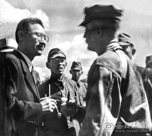 1945년 10월 2일 대구 미군정 지휘관 존스 대위(오른쪽)가 일본군 제80연대(현 이천동 미군부대)를 찾아 연대장(가운데)에게 무장해제를 선언하고 있다. 왼쪽은 통역을 맡은 평론가 박기준씨. 이윤수 촬영. 이 사진들은 광복 30년을 맞은 1975년 8월 