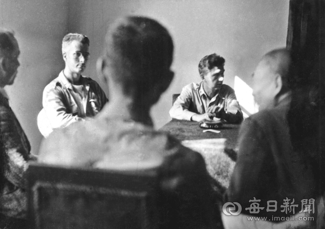 1945년 10월 대구 공회당(현 대구콘서트하우스) 내 건국준비위원회 경북치안유지회 사무실에서 존 콘치 대구부윤 일행이 치안회의를 갖고 있다. 회의에는 김관제 건준경북지부장, 김철수 건국청년단장, 지역 유지 대표들이 참석했다. 일본인 대표는 옵저버로 참석했다. 이윤수 촬영. 사진=매일아카이빙센터