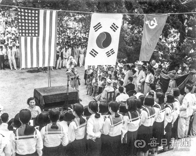 1945년 10월 달성공원에서 열린 미군 환영회. 당시 신명여학교는 환영식 합창대로 인기가 높아 달성공원 등 환영식에 단골로 초빙되곤 했다. 소련이 일본전에 참전해 함께 걸린 소련기는 이후 소련이 공산주의 본색을 드러내면서 자취를 감줬다.안월산 촬영. 사진=매일아카이빙센터