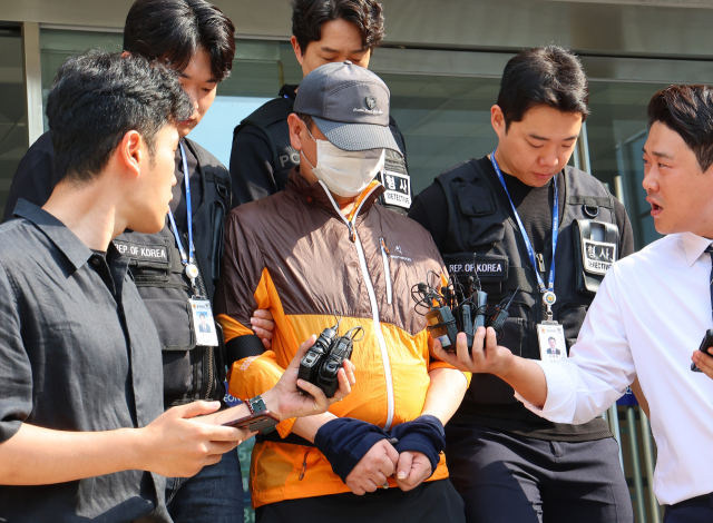 인천 송도에서 사제 총기로 아들을 살해한 60대 남성 A씨가 30일 인천 논현경찰서 유치장에서 검찰로 송치되고 있다. A씨는 지난 20일 인천 송도동 모 아파트에서 사제 총기를 발사해 아들 B씨를 살해하고 서울 자택에 인화성 물질과 발화 타이머를 설치한 혐의를 받고 있다. 연합뉴스