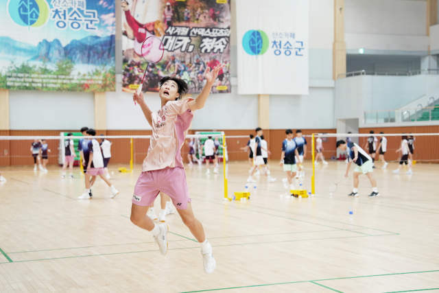 대한민국 배드민턴 청소년 국가대표 선수들이 청송에서 훈련으로 구슬땀을 흘리고 있는 모습. 청송군 제공