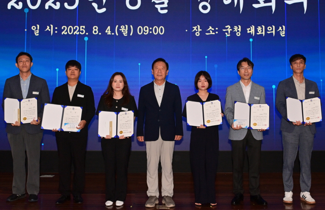 박현국 봉화군수가 상반기 적극행정 우수공무원들과 기념 사진을 촬영했다. 봉화군 제공
