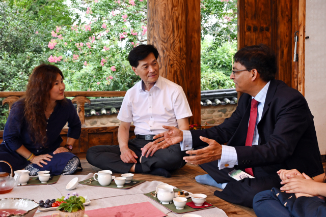 (왼쪽부터 순서대로) 비베카 킴 요가컬처타운 대표와 안병구 밀양시장, 아밋 쿠마르(Amit Kumar) 주한인도대사가 전통차를 마시며 한·인도 교류 방안에 대해 논의하고 있다. 밀양시 제공