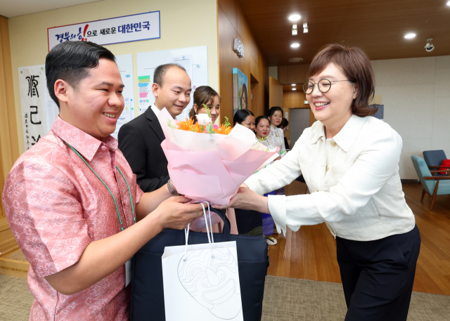 양금희 경북도 경제부지사가 4일 경북도을 방문한 캄보디아 캄퐁톰주 의료진에게 환영의 꽃다발을 건내고 있다. 경북도 제공