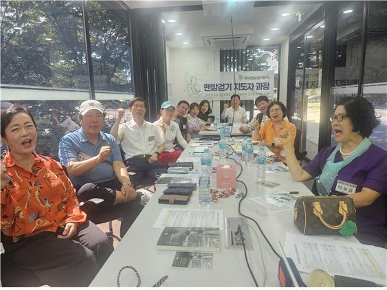 지난 7월 26일 첫날 서울 성동구 한양광장 강의실에서 열린 Earthing 맨발 걷기 전문 지도자과정 교육에서 박준희 아이넷방송그룹 회장(왼쪽 두 번째)이 파이팅을 외치고 있다. [사진=아이넷방송그룹]